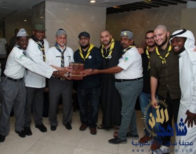 “رُوَّاد” وكشافة شَبَابِ مكة” يَحْتَفِلُونَ بِوَفْدِ نَظِيرِهِمِ الْبرِيطَانِيِّ بِجِوَارِ الْكَعْبَةِ