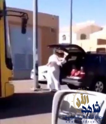 فيديو لرجل يعنف طفلتين في سيارة والجهات المختصة تتوصل اليه