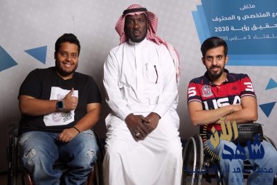 مصوران من ذوى الاحتياجات الخاصة يمارسان المهنة باحترافية على الـ” Wheelchair”