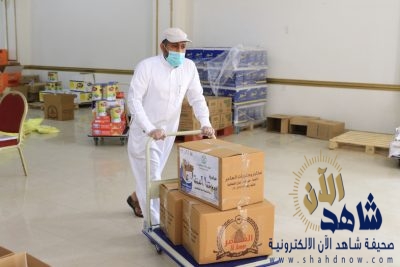 71 متطوعًا يشرفون على توزيع 900 سلة غذائية بجمعية الطرف الخيرية