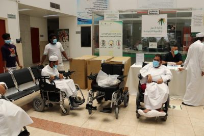 مستفيدي مركز تأهيل الذكور بالأحساء يستلمون 5 كراسي كهربائية