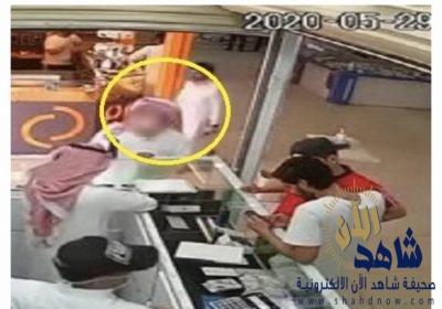 بالفيديو : شاهد لص يغافل بائع ويسرق جوال ويفر هارباً