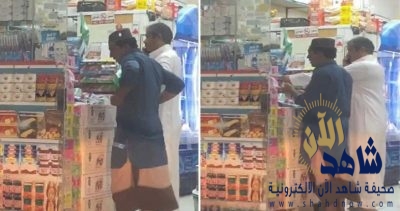 وضع يده في فمه وأمسكها.. شاهد: وافد يقوم بتجربة الكمامات في محل بجدة