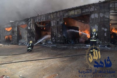 اخماد حريق في محلات للخيام وبيوت الشعر بحي الجنادرية