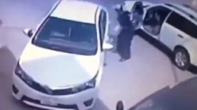 شاهد: مواطن يضبط لصًا متلبسًا بسرقة سيارته في وضح النهار