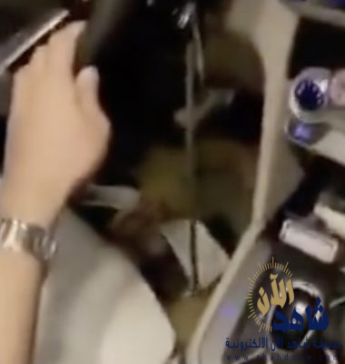 شاهد.. شاب متهور يقود سيارة من المقعد الجانبي على طريق سريع