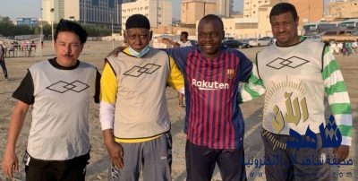 قدامى نجوم احياء مكة يكّرمون زميليهم “غلام “و”امين” ويشاركون في المناورة الكروية