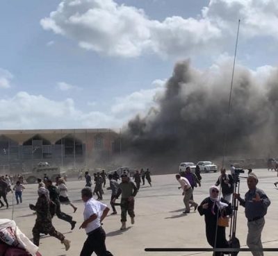 شاهد .. أول صور من مطار عدن للقتلى والجرحى بعد استهداف وزراء الحكومة اليمنية الجديدة