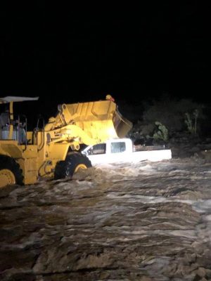 فيديو.. إنقاذ عائلة احتجزتها مياه السيول وسط وادي أضم