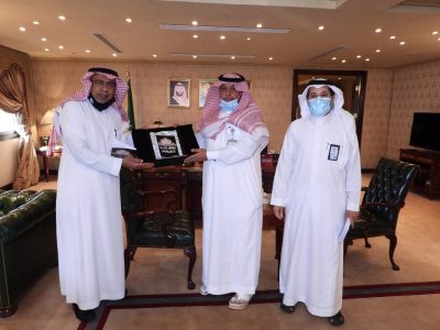 “المسعودي” يُهدي كتابه “إدارة الأزمات”  إلى أمين العاصمة المقدسة