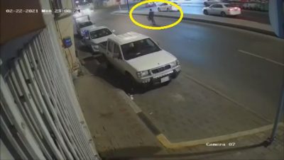 كاميرا مراقبة وثقت حادث شنيع لقائد دراجة هوائية في ⁧‫#الأحساء‬⁩ سار بدراجته عكس اتجاه السير وفي منتصف الطريق .