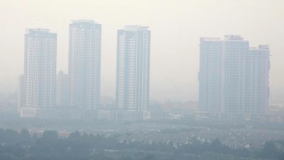 فيديو شاب يلتقط طفلة سقطت من الطابق 12