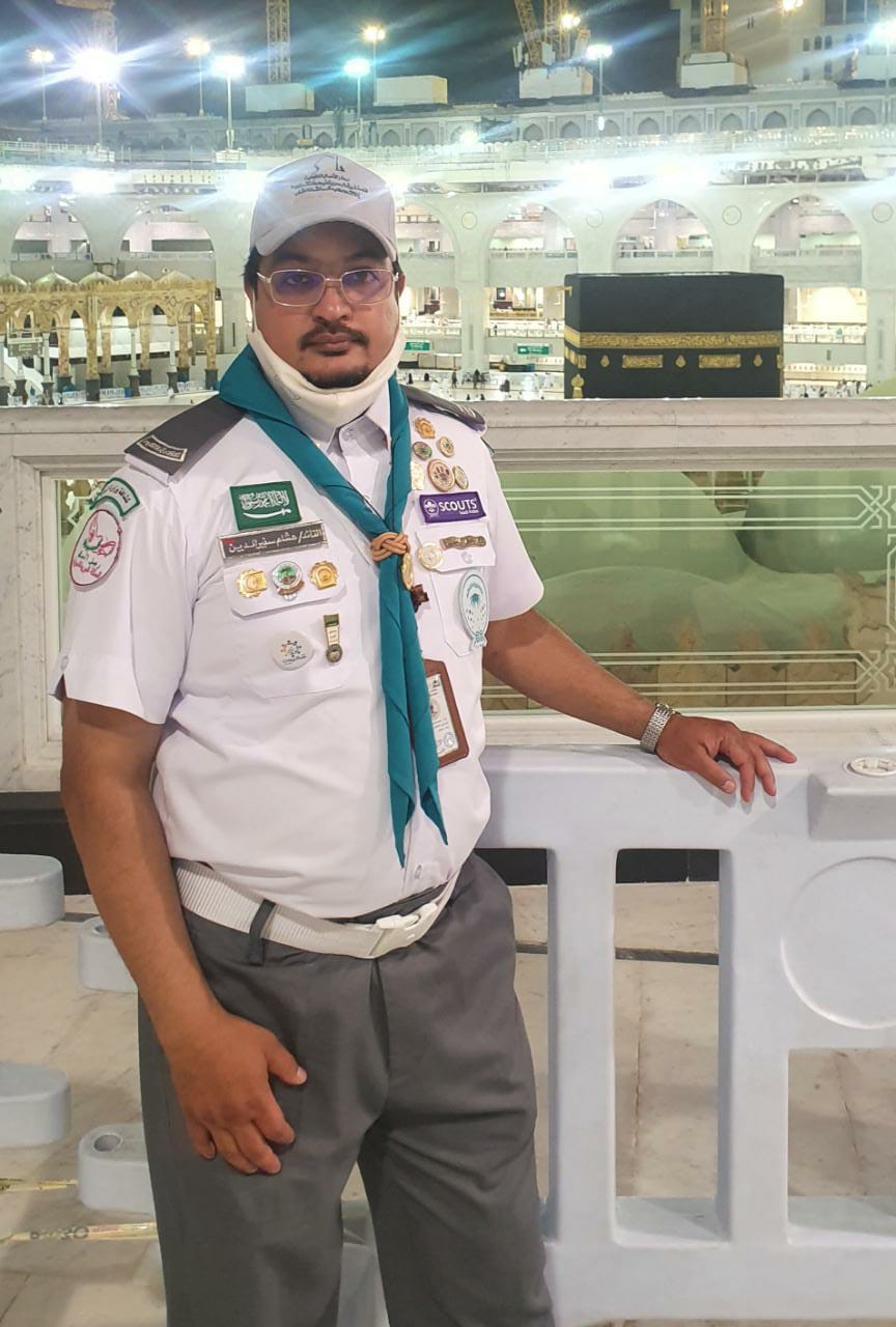 سفير الدين أمام الكعية في خدمة ضيوف بيت الله الحرام