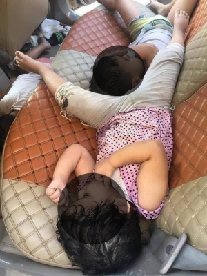 وفاة ثلاثة أطفال اختناقاً إثر تركهم في سيارة مغلقة