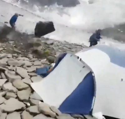 فيديو : صخرة تتدحرج على مخيم لمجموعة من متسلقي الجبال