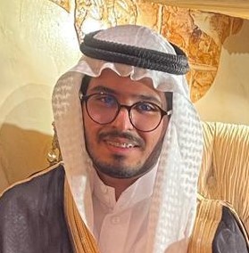 ‏ مدير الشؤون الفنية بكلية فندقة الطائف يحتفل بتخرج ابنه طبيبا