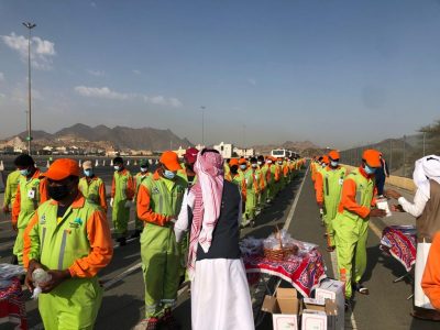 مركز حي الشرائع يعايد عمال النظافة العامة بمكة المكرمة بالتعاون مع بلدية الشرائع الفرعية