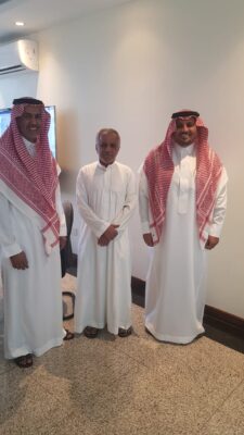 الخنيفر رئيس الروضة يزور عضو الشرف الفعال عايد العايد