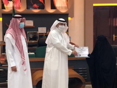 محافظ أحد المسارحة يطلع على أعمال جمعية بر المسارحة ويسلم المستفيدين قسائم استلام أجهزة  كهربائية