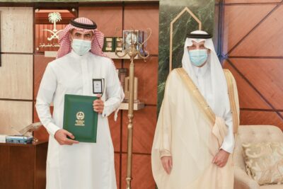 أمير الشرقية يكرم مواطناً انقذ منزلاً من الحريق