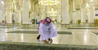 رئاسة شؤون الحرمين تعيد ترتيب ملصقات التباعد الجسدي بالمسجد الحرام  