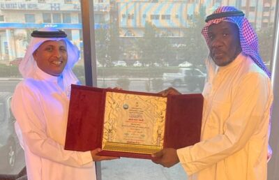 رئيس مجلس إدارة نادي الليث “البصراوي”  يكرم الزميل “محمد برناوي”