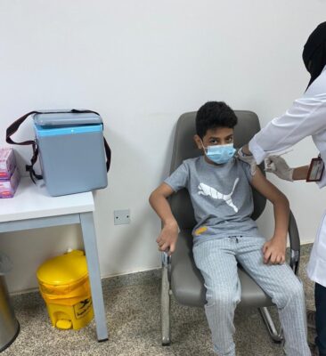 صحة جازان تقدم خدمات لقاحات كورونا للطلاب والطالبات
