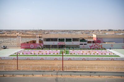 ميدان مهرجان الهجن دون تشوّه بصري زيّن بالأعلام والأشجار