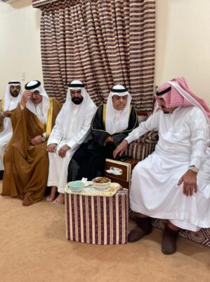 الأمير فيصل ابن شريم يكرم الأديب خالد الشويش ويشيد بمشروع اهل العوجا ودوره الوطني الفاعل