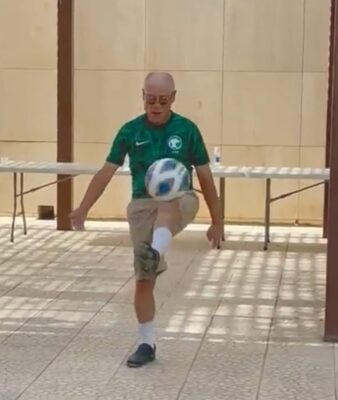 السفير الياباني يرتدي القميص الأخضر ويتمنى مباراة جميلة بين الفريقين