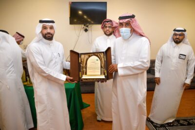 مكتب وزارة البيئة بمحافظة القطيف يكرم منسوبيه المتقاعدين