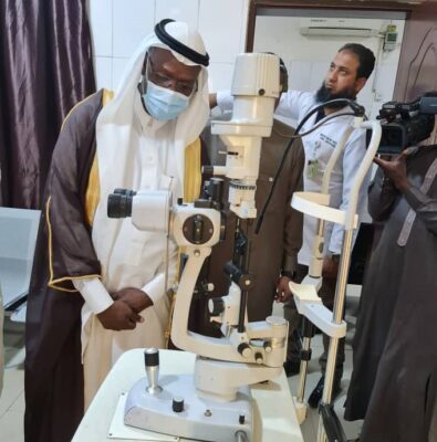 القنصل السعودي في “كانو” يزور مستشفى مكة للعيون