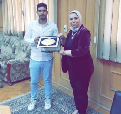 عميدة تجارة كفر الشيخ تُكرم طالبا إعادة حقيبة بداخلها مبلغ كبير لصاحبها