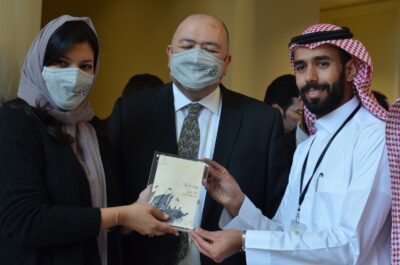 أعضاء نادي الطلبة السعوديين بالجامعة الكاثوليكية يقدمون هدية تذكارية للأميرة ريما بن بندر