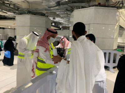 منسوبو وحدة التطوع  بتعليم مكة المكرمة يستأنفون أعمالهم في البيت العتيق