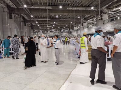 كشافة تعليم مكة يقدمون أعمالا بطولية ويواصلون ساعات النهار بالليل في خدمة مرتادي البيت الحرام