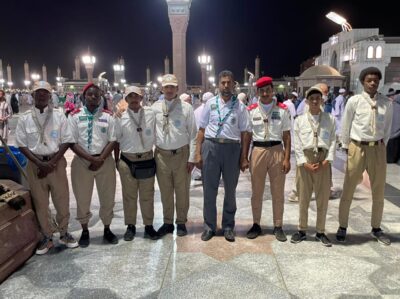 108 قائد وكشاف يضربون طوقا من السواعد حول المسجد النبوي الشريف لخدمة مرتاديه