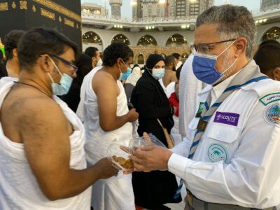 مدير النشاط الطلابي بتعليم مكة “طيب” بتجول على مواقع عمل الكشافة بالحرم المكي الشريف