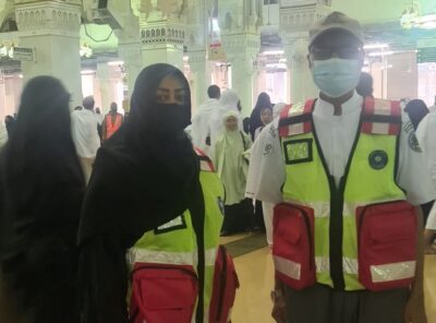 سواعد “فريق حور مكة التطوعي” يشاركون في تقديم الإسعافات الأولية لمرتادي بيت الله الحرام