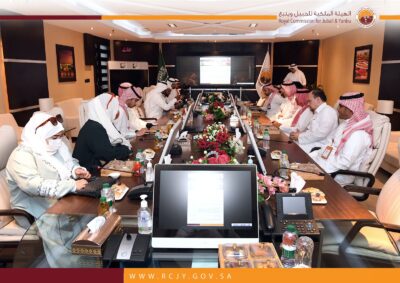 وفد هيئة الصحفيين بالمدينة المنورة يزور ينبع ويلتقى بالمحافظ في مكتبه