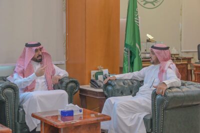 محافظ ينبع “السحيمي” يلتقى مدير شؤون الإسكان بالمدينة المنورة