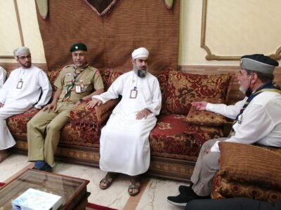 رواد كشافة مكة يزورون وفد الكشافة العمانية المرافق لبعثة الحج في مقر إقامتهم في أم القرى