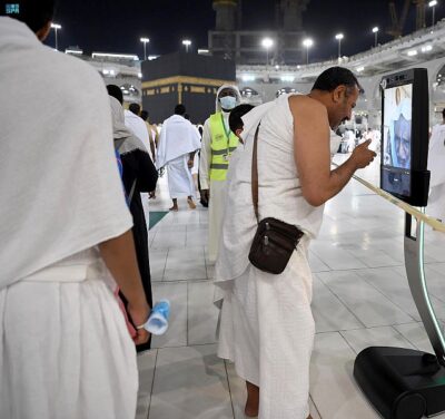 “روبوت توجيهي” داخل المسجد الحرام بـ (11) لغةً للرد على الحجاج في المسائل الشرعية
