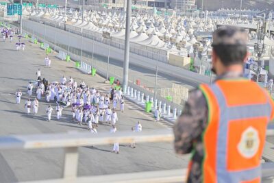 حجاج بيت الله في مشعر منى بمواكب إيمانية ملبين ومنيبين إلى ربهم