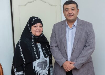 أستاذ النقد والبلاغة بتربية أم القرى “بخاري” تهدي مكتبتها العلمية لمسلمي  أوزبكستان