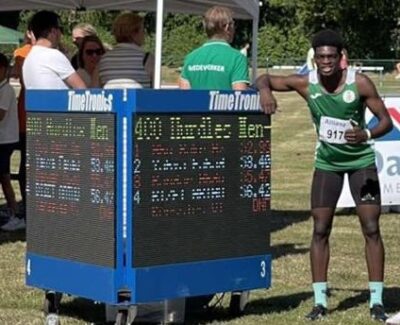 العداء عزام أبو بكر يقص شريط مشاركة المنتخب السعودي لالعاب القوى في Cali22