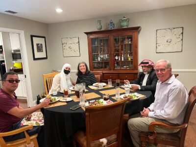 يوم  اجتماعي ماتع في منزل أسرة أمريكية تخلله وجبة عشاء صحية