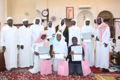 فريق العيون يكرم خمسة من شبابه حفظة كتاب الله الكريم