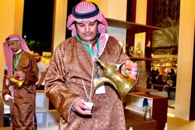 زوار مهرجان واحة الأحساء يتذوقون 5 نكهات للقهوة السعودية