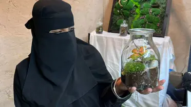 سعودية تتحدى إعاقتها لتبدع في فن نباتات “تيراريوم”